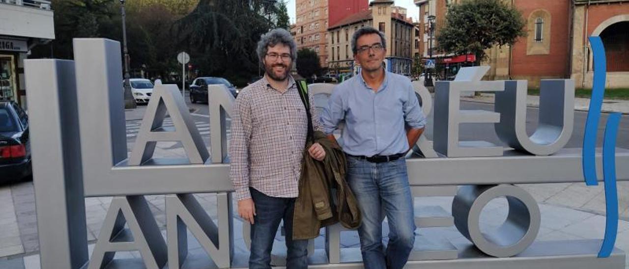 Ícaro Obeso y Manuel Carrero de Roa, ayer en La Felguera, antes de la charla que impartieron. | M. Á. G.