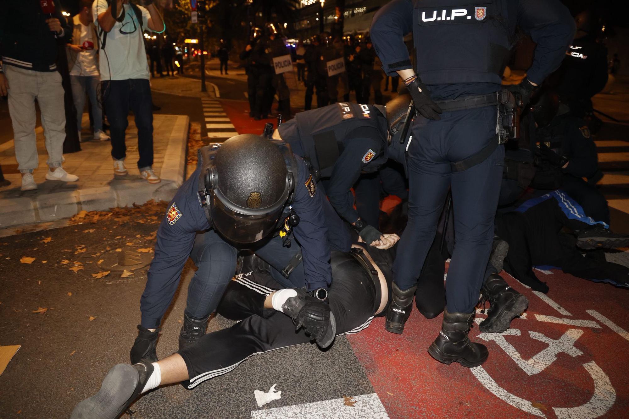 Enfrentamientos entre policía y manifestantes ante un Roig Arena blindado