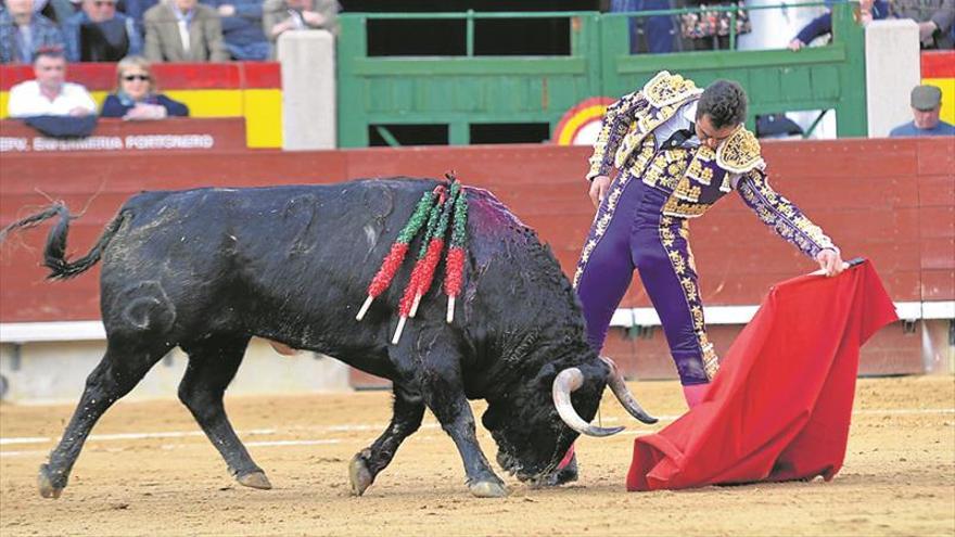 Padilla y Soler encienden la feria con una puerta grande