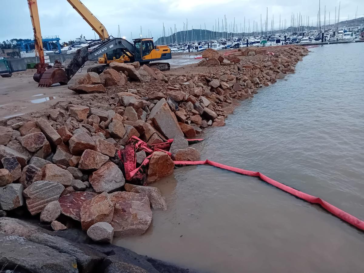 La barrera anticontaminación de la obra del relleno del puerto deportivo de Baiona, rota. 5 noviembre 2025