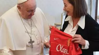 Armengol entrega una camiseta del Mallorca al Papa Francisco