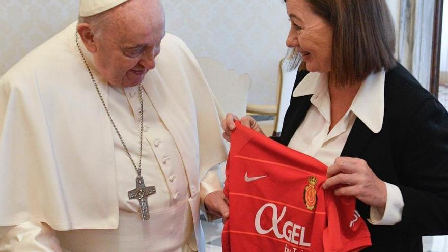 Francina Armengol entrega la camiseta del Mallorca al Papa Francisco en el Vaticano.