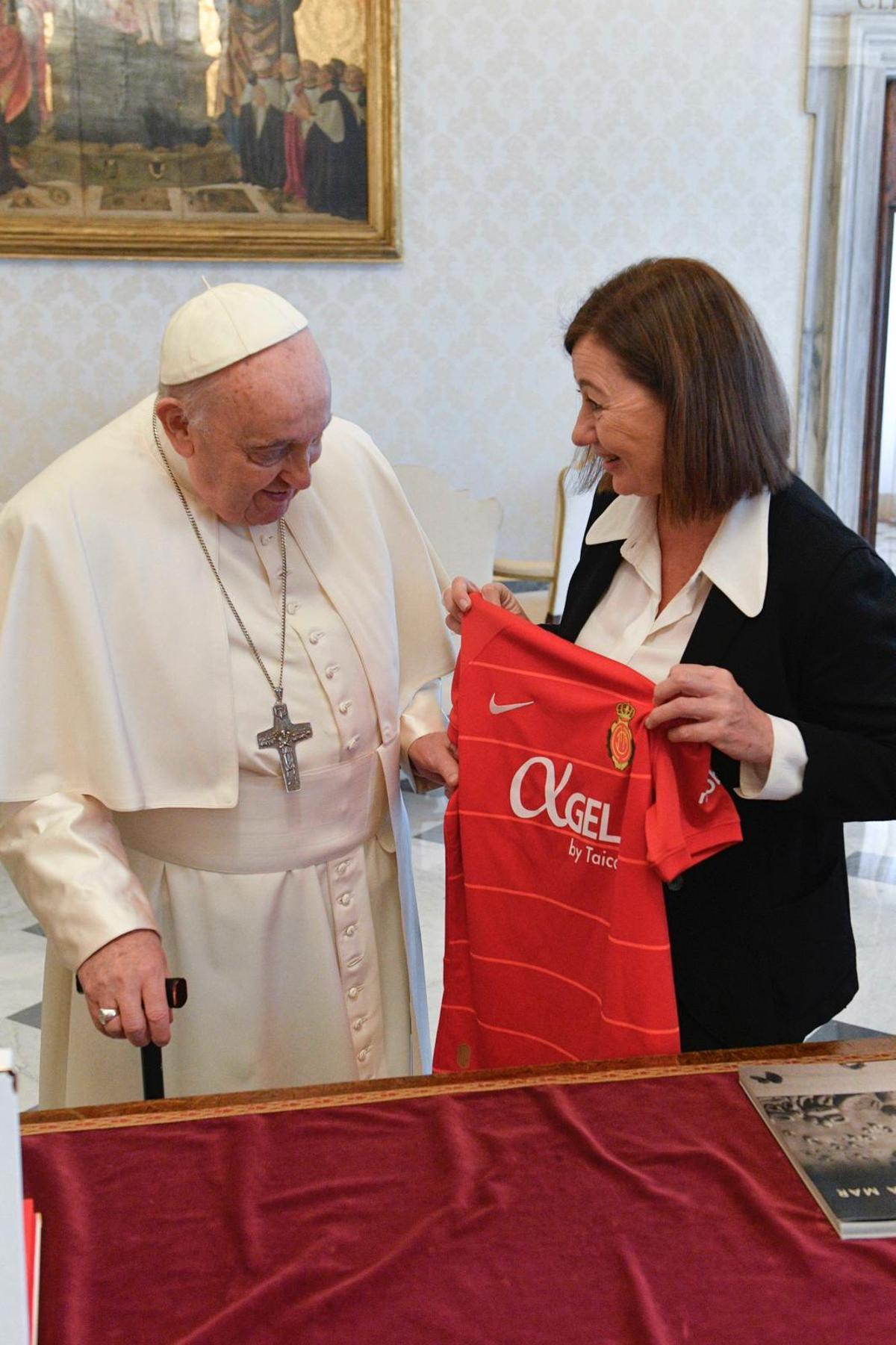 Francina Armengol entrega la camiseta del Mallorca al Papa Francisco en el Vaticano.
