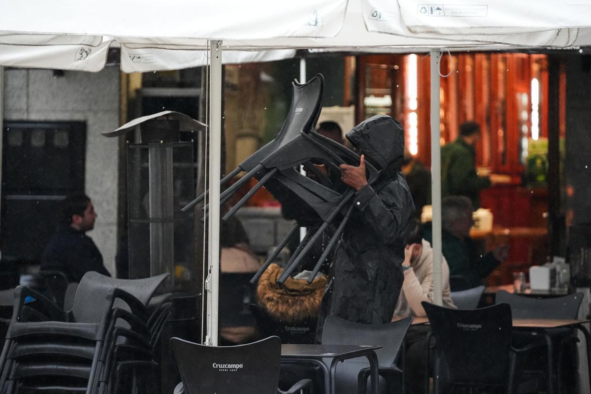 Transeúntes con paraguas en el centro de Sevilla durante el temporal de la borrasca Leonardo, que mantiene en alerta roja varios cauces de la provincia. Sevilla, España, 4 de febrero de 2026.
