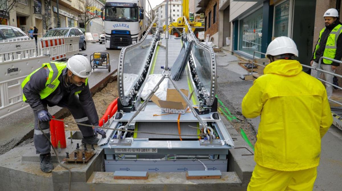 Operarios trabajando en la instalación de las rampas en Pintor Colmeiro.