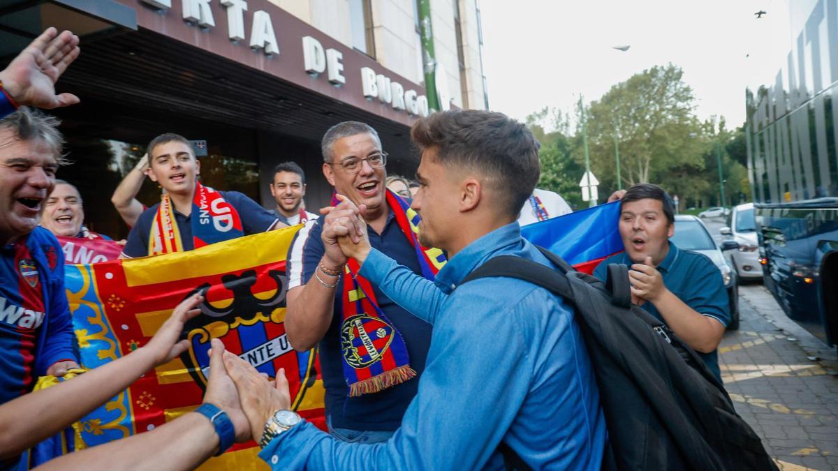 Recibimiento a los jugadores del Levante UD, ayer en Burgos.
