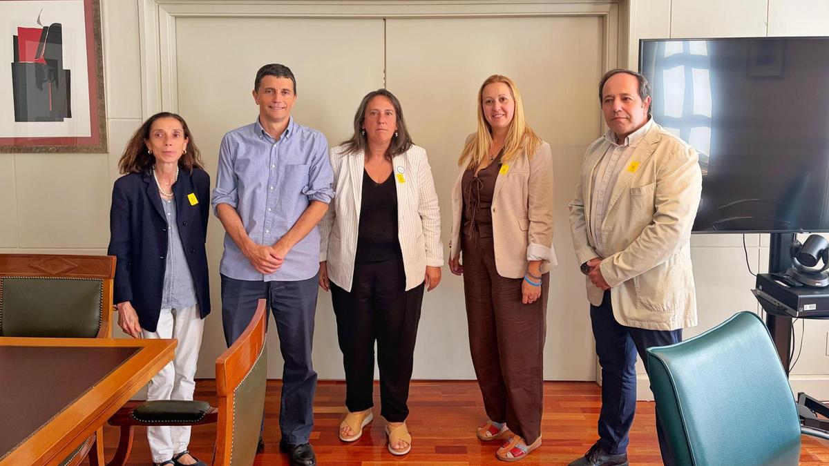 De izquierda a derecha, Raquel Sánchez, Borja Suárez, Mª José Rego, Sofía Miranda y Leandro Santigosa.