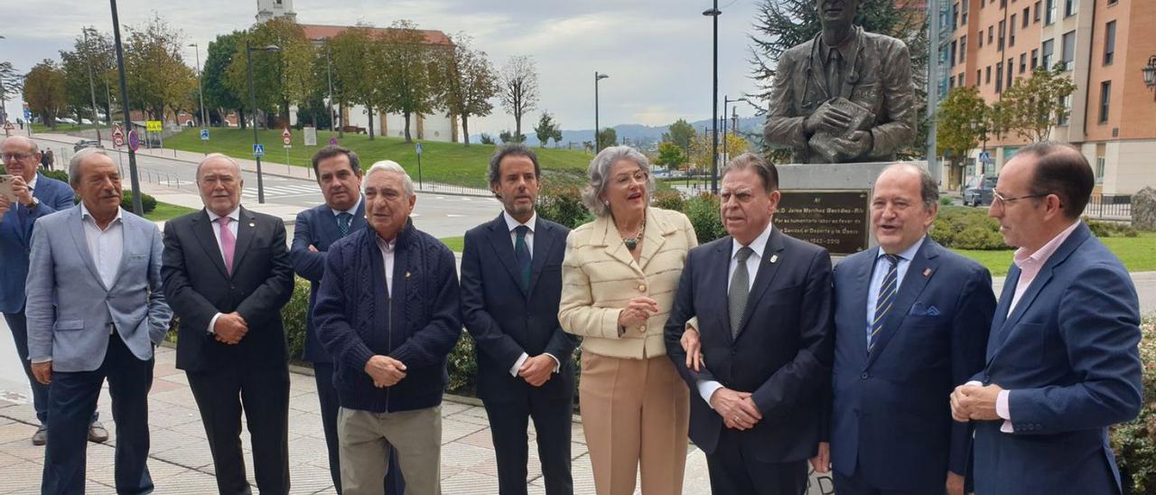 Arriba, por la izquierda, Wenceslao López, Julio Bobes, Luis Antuña, Manolo García Linares, Nacho Cuesta, Susan Schmickrath, Alfredo Canteli, Juan Carlos Rodríguez-Ovejero y Mario Arias, junto al busto inaugurado ayer; a la derecha, asistentes al acto de descubrimiento de la escultura de Manolo García Linares. | L. B.