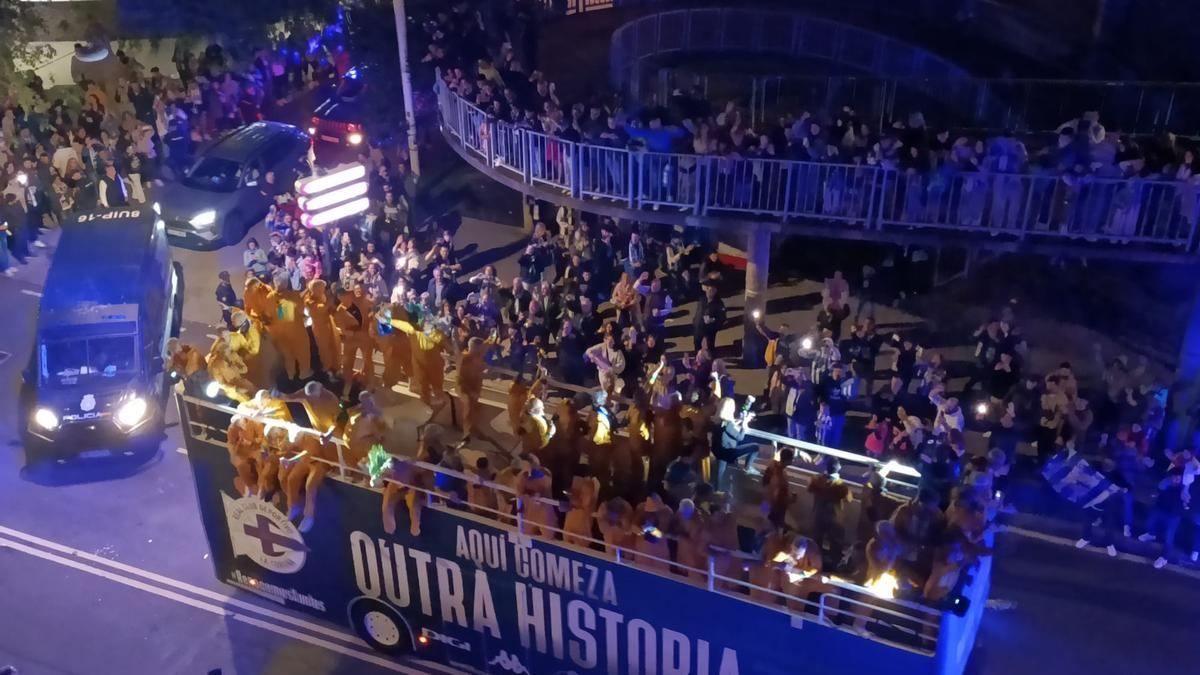 El bus del Dépor sale de Riazor rodeado de aficionados en las celebraciones del ascenso.