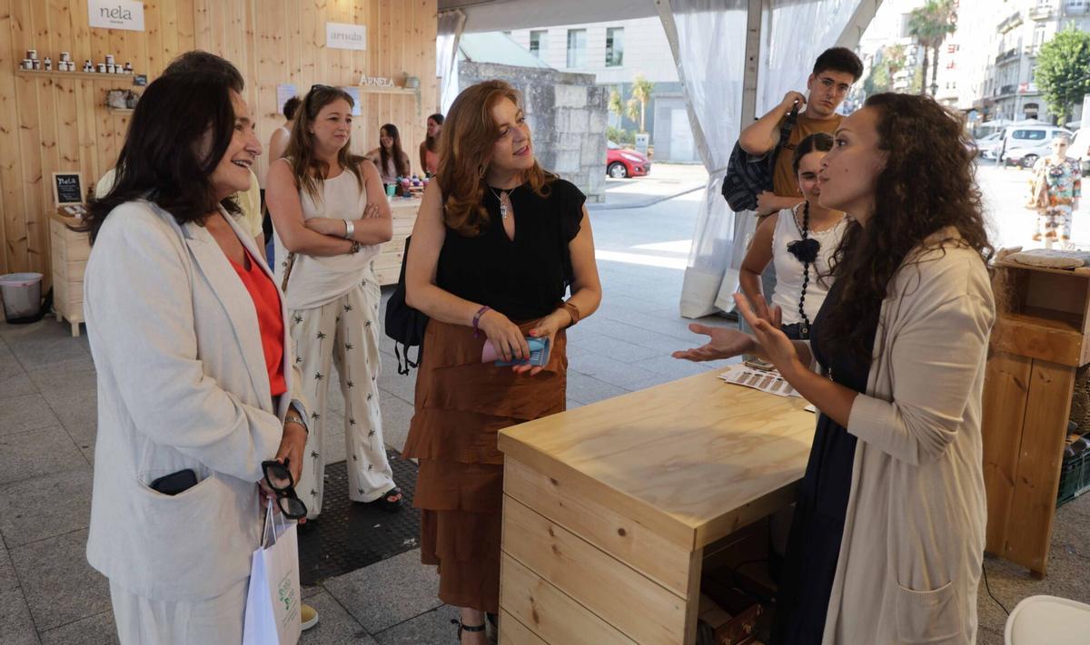 La directora general de Trabajo Autónomo y Economía Social de la Xunta, Marta Mariño junto con Ana Ortiz, la delegada territorial de la Xunta de Galicia en Vigo en su visita en el espacio comercial ES-Factory Pop Up