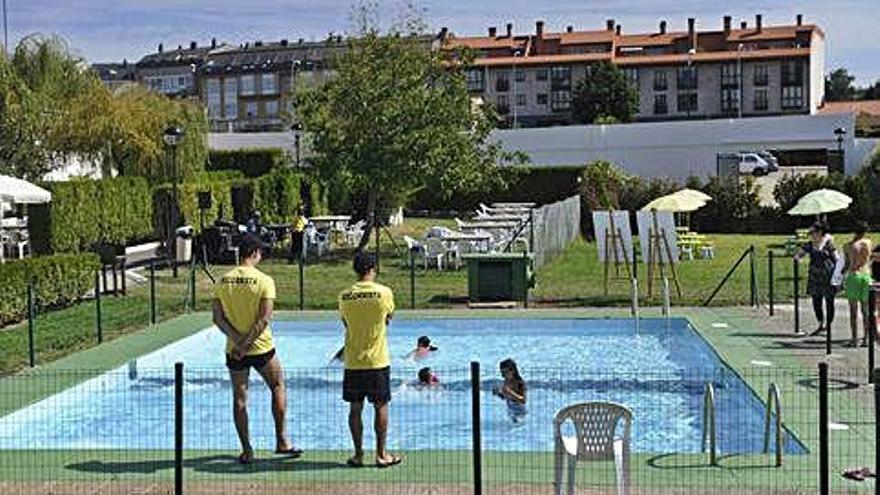 La piscina de la fábrica de armas cuando se inauguró.