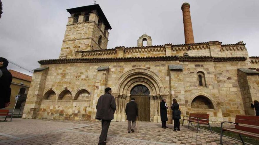 Gente a la entrada de la iglesia de Santa María de la Horta.