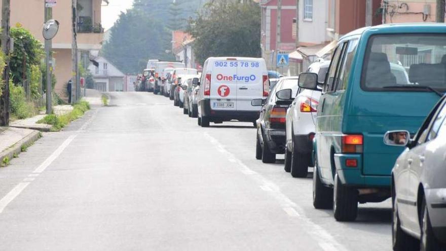 Colas en la bajada de Meira de Arriba hacia la PO-551, ayer al mediodía. // Gonzalo Núñez