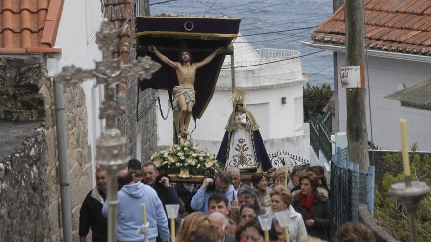 Un momento del traslado de la Virgen y del Cristo hacia el Monte dos Remedios.//Santos Álvarez