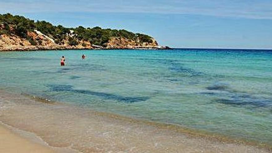 Las aguas azules de Cala Llenya, en el municipio de Santa Eulària.