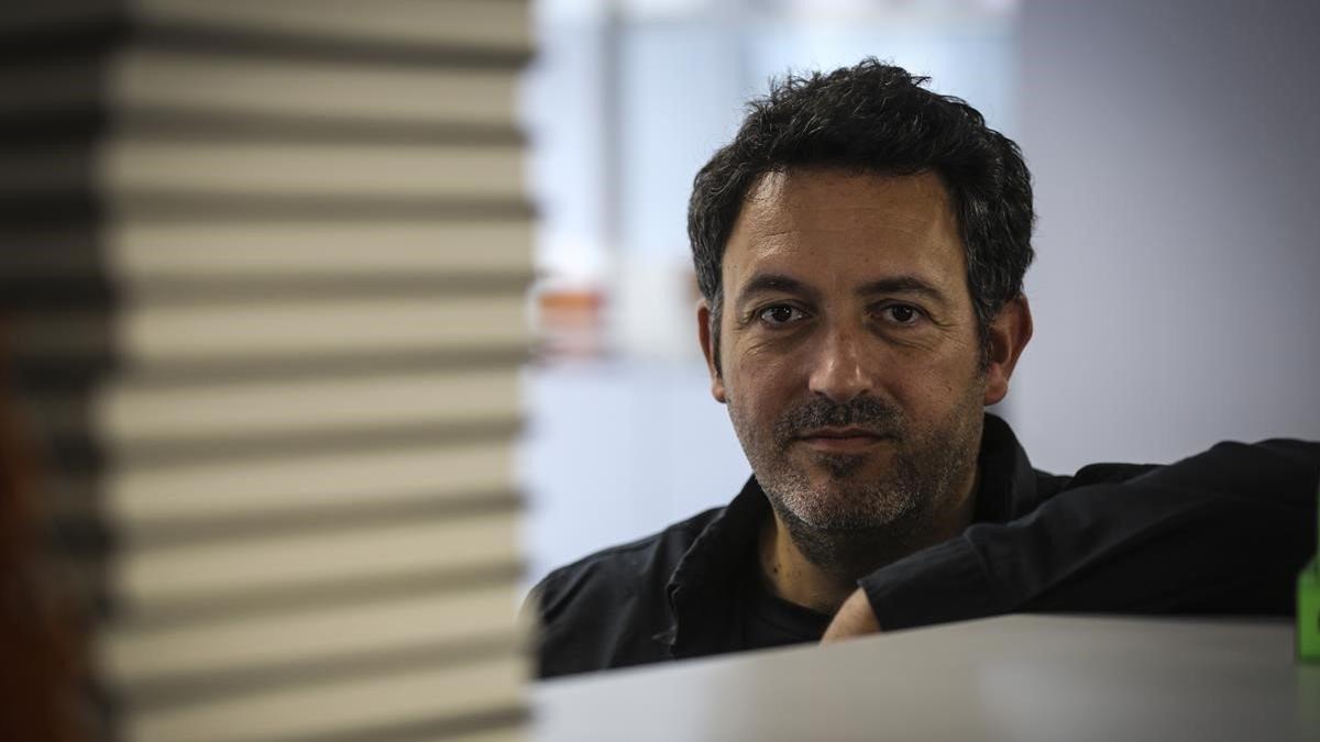El escritor Mikel Santiago, en Barcelona, donde ha presentado 'La isla de las últimas voces'.