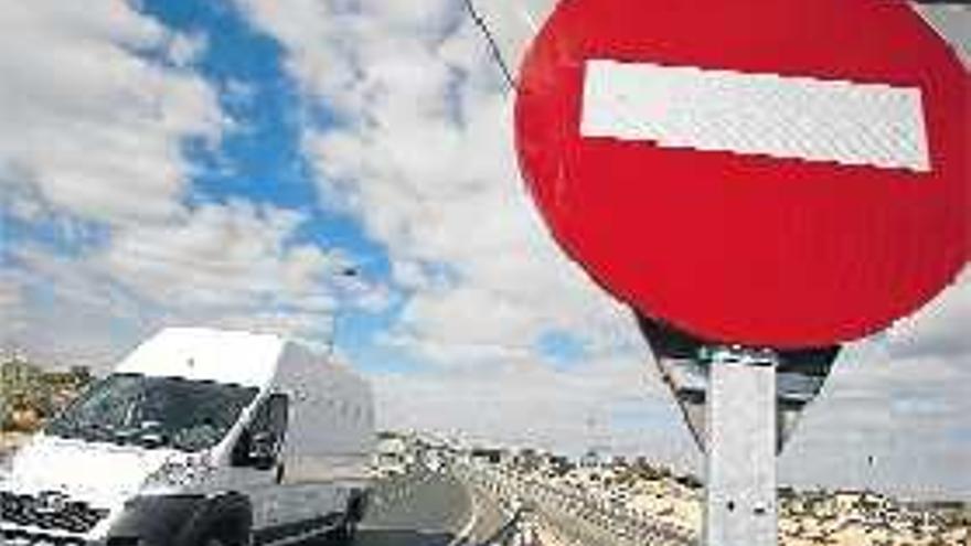 Señales de prohibido el paso en una salida de la A-70 por Elche