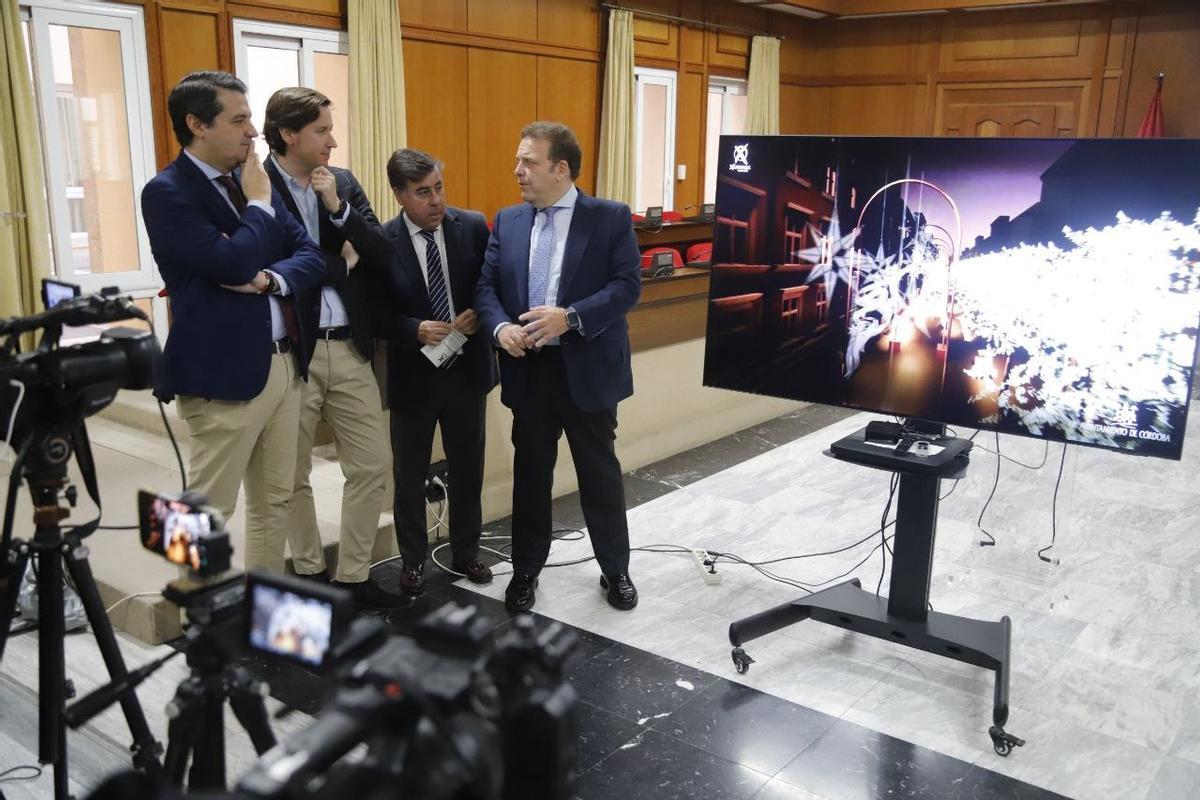 El alcalde de Córdoba junto al responsable de Ximenez Group y los concejales de Intraestructuras y Fiestas, en la presentación del espectáculo de Cruz Conde para esta Navidad.