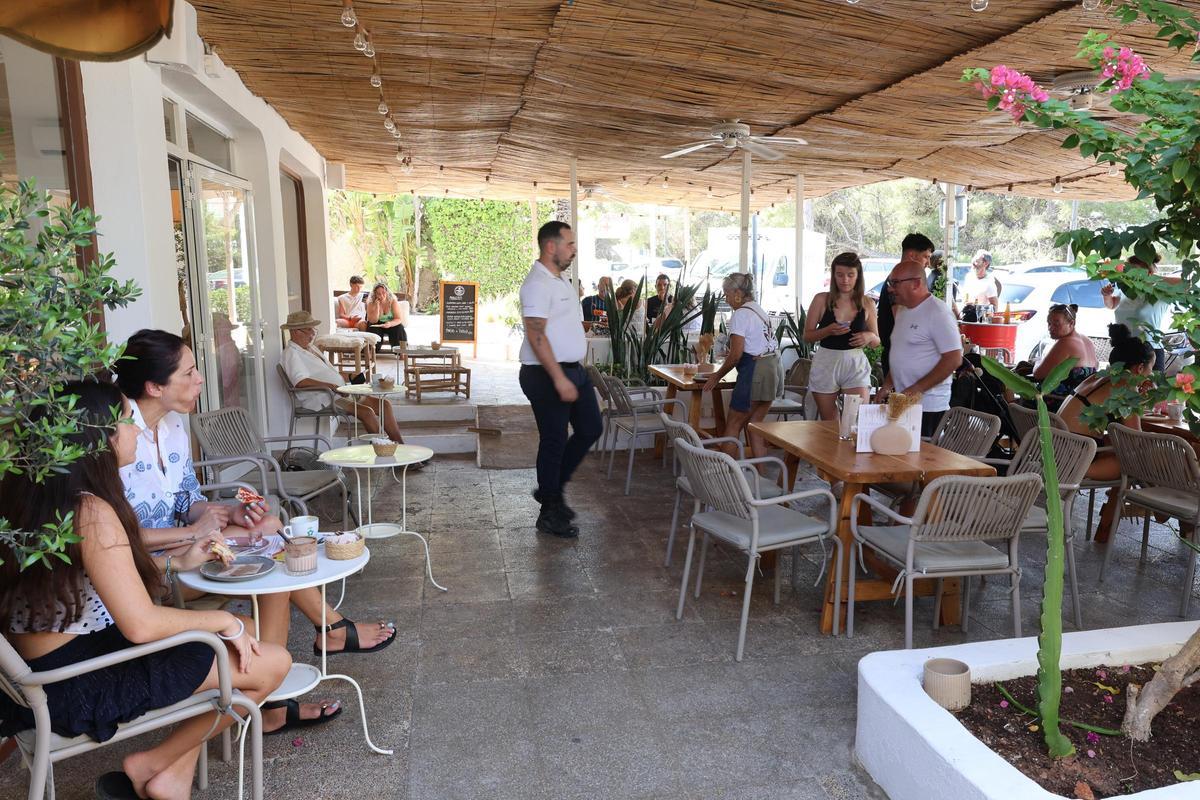 Entre los bares que sirven desayunos, solamente uno consigue exhibir una terraza llena