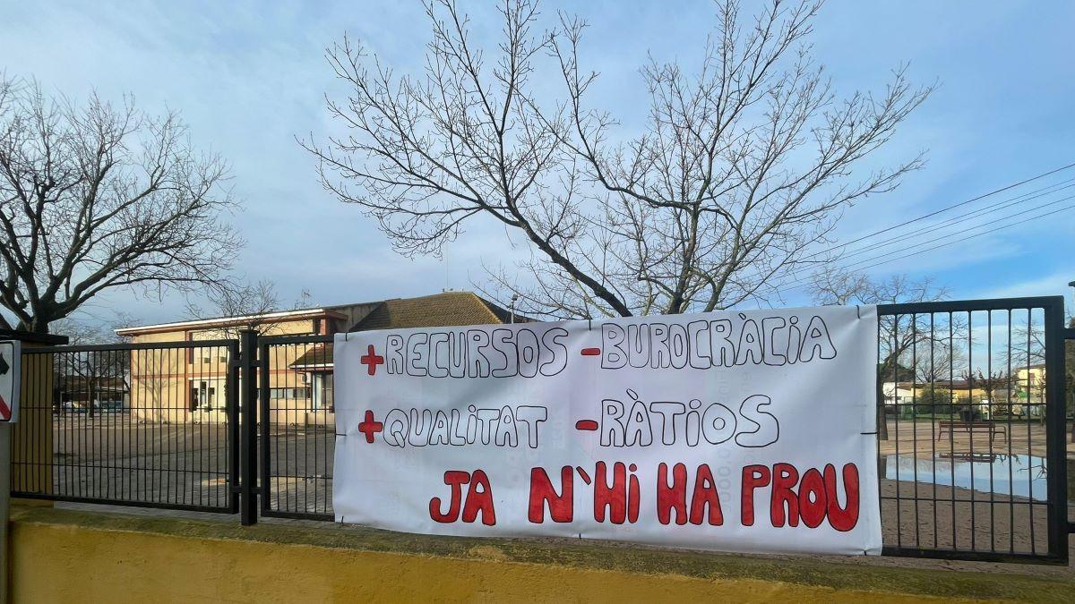 Pancarta reivindicativa al centre Ruiz Amado de Castelló d'Empúries.