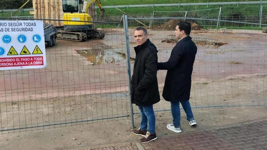 Iván Fernández y el concejal Jorge Suárez, en el prado de la fiesta.  | A.C.