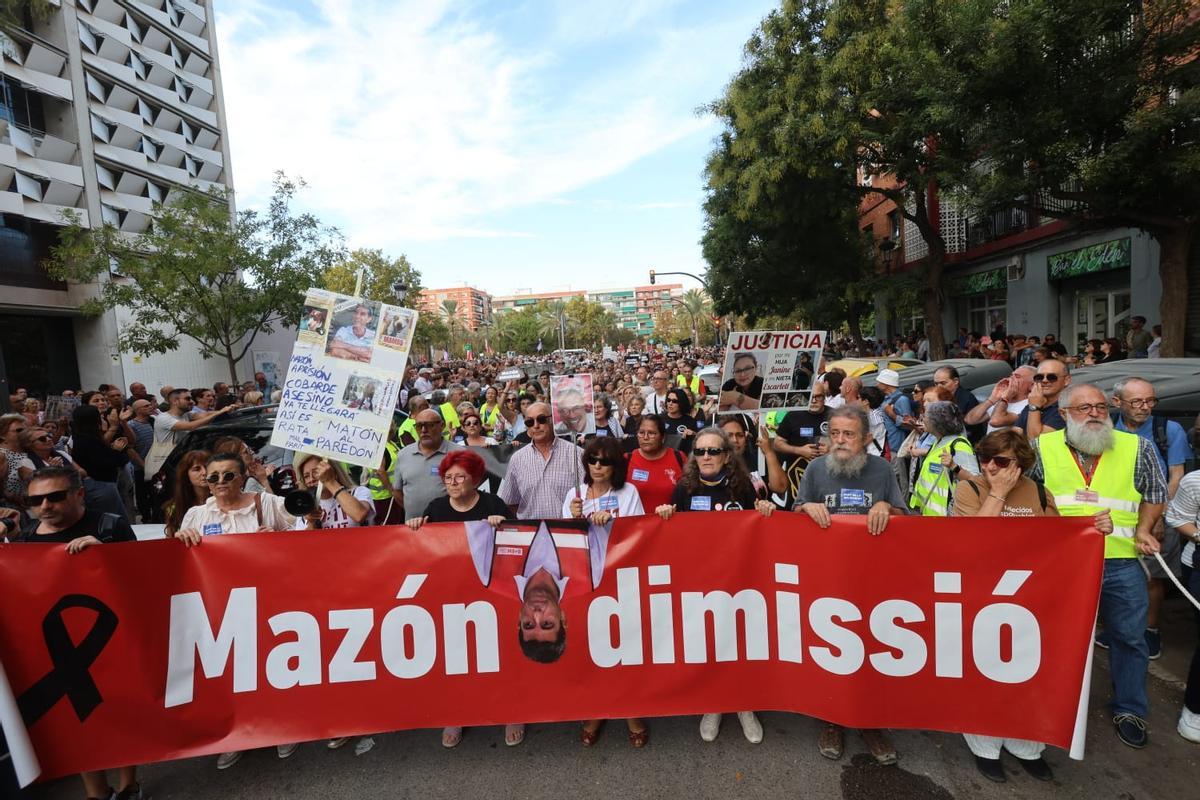 Doble marcha contra Mazón por la dana hacia el 'Pont de la solidaritat'