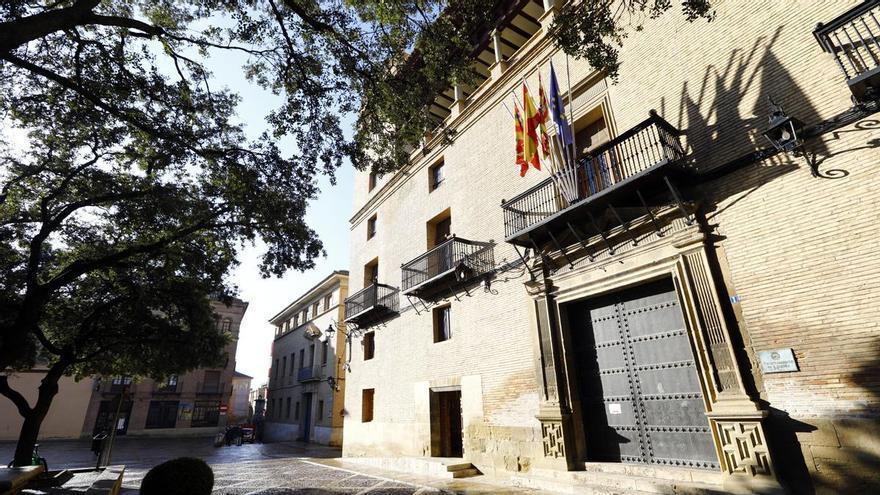 Guirigay en el pleno: Vox amaga con vetar la política fiscal del PP en Huesca, pero finalmente vota a favor de las ordenanzas