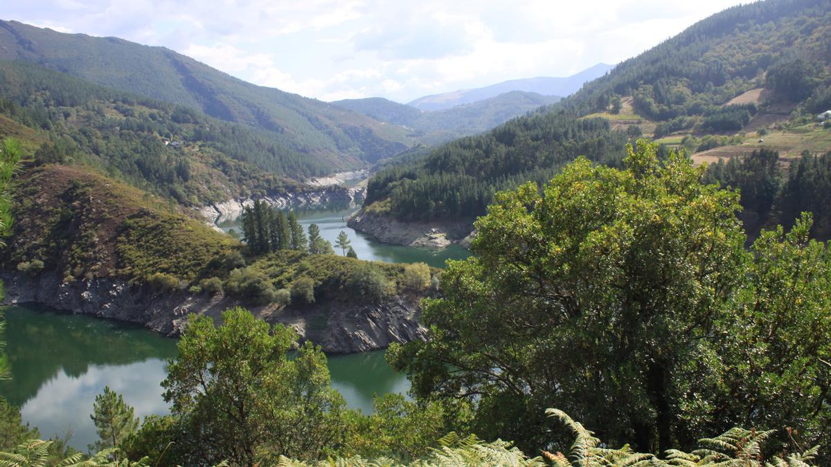 Vista del río Navia en Negueira de Muñiz.