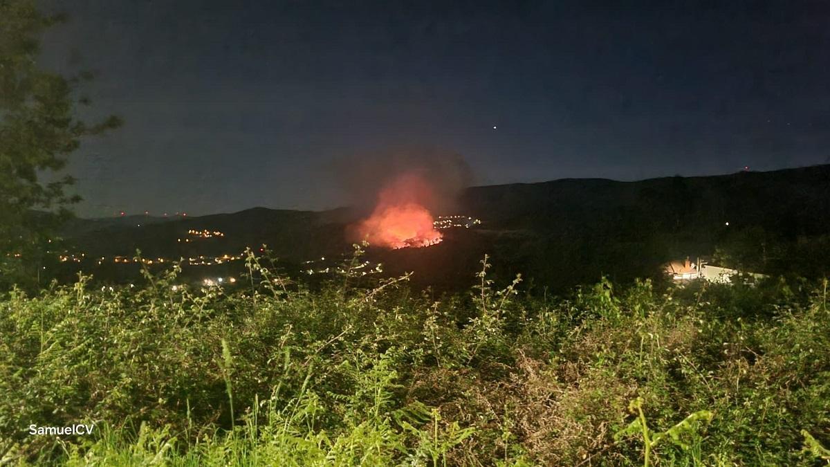 Vista del incendio de A Cañiza, que empezó anoche