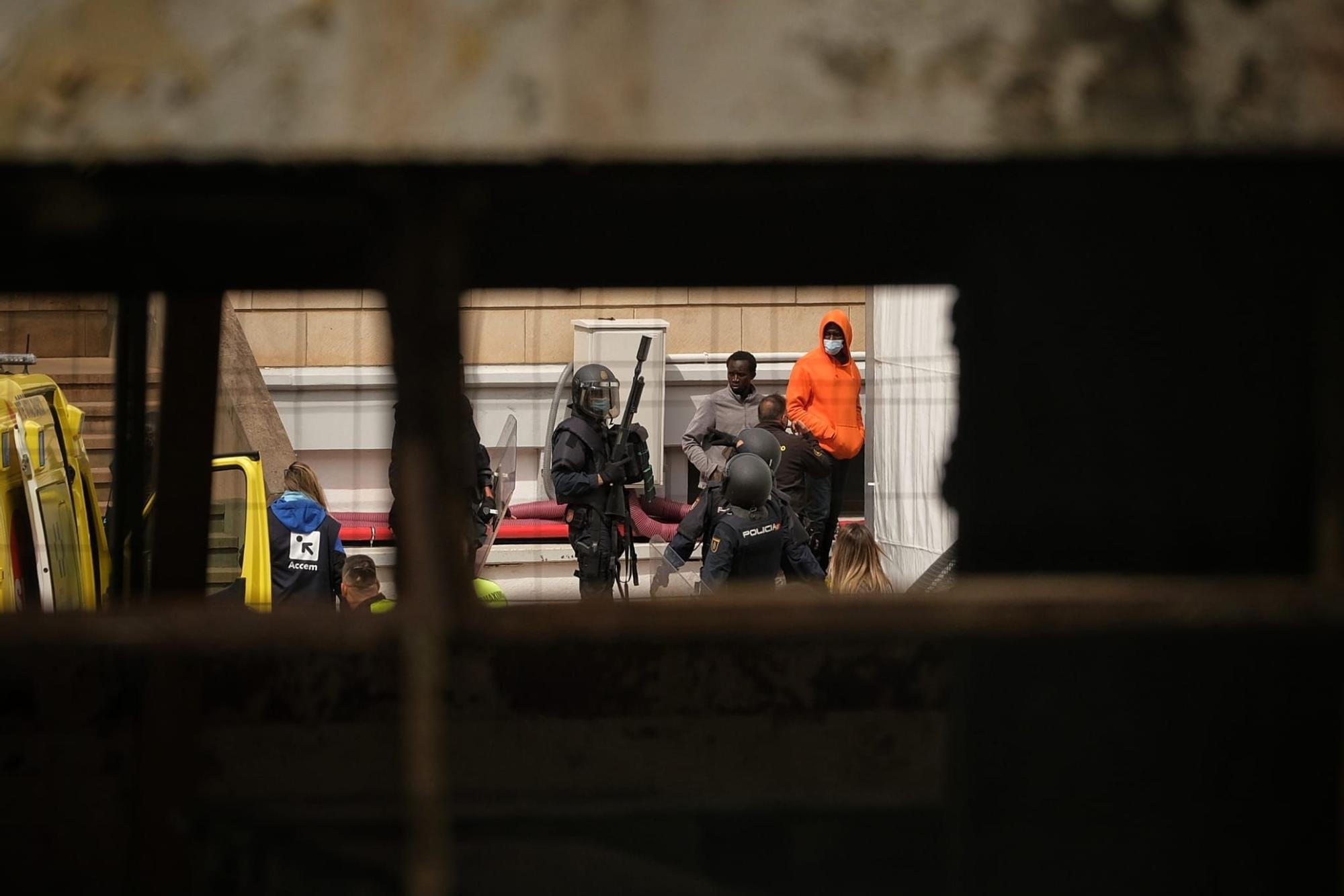 Varios migrantes detenidos tras otra protesta por la comida en Las Raíces