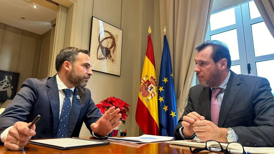 El secretario general del PSOE de Málaga en un encuentro con el ministro de Transportes y Movilidad Sostenible, Óscar Puente.