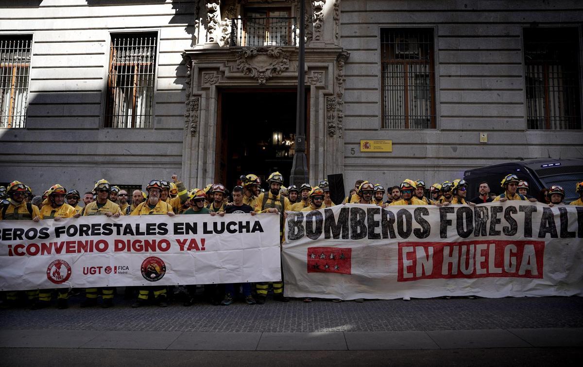 Concentración de bomberos forestales de la Comunidad de Madrid en el ministerio de Hacienda.