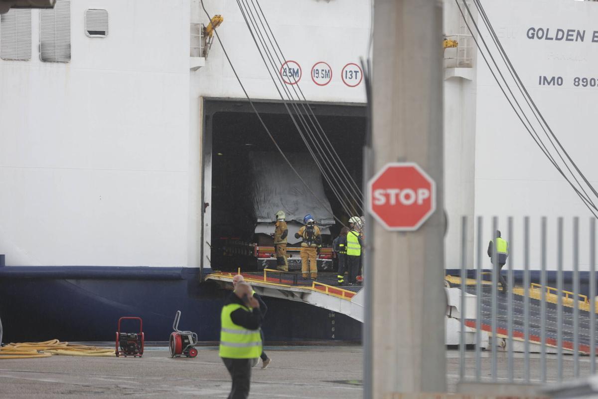 FOTOS | Nuevo incendio en la bodega de un ferry que cubría la ruta Barcelona-Palma FOTOS | Nuevo incendio en la bodega de un ferry que cubría la ruta Barcelona-Palma
