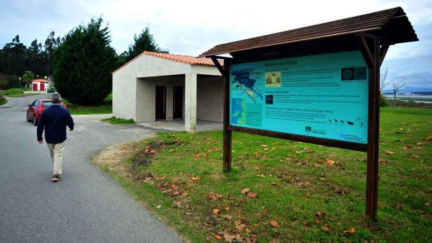 Zona del río de A Chanca por la que se propone el paso de la tubería de la Edar (edificio rojo del fondo). // Iñaki Abella