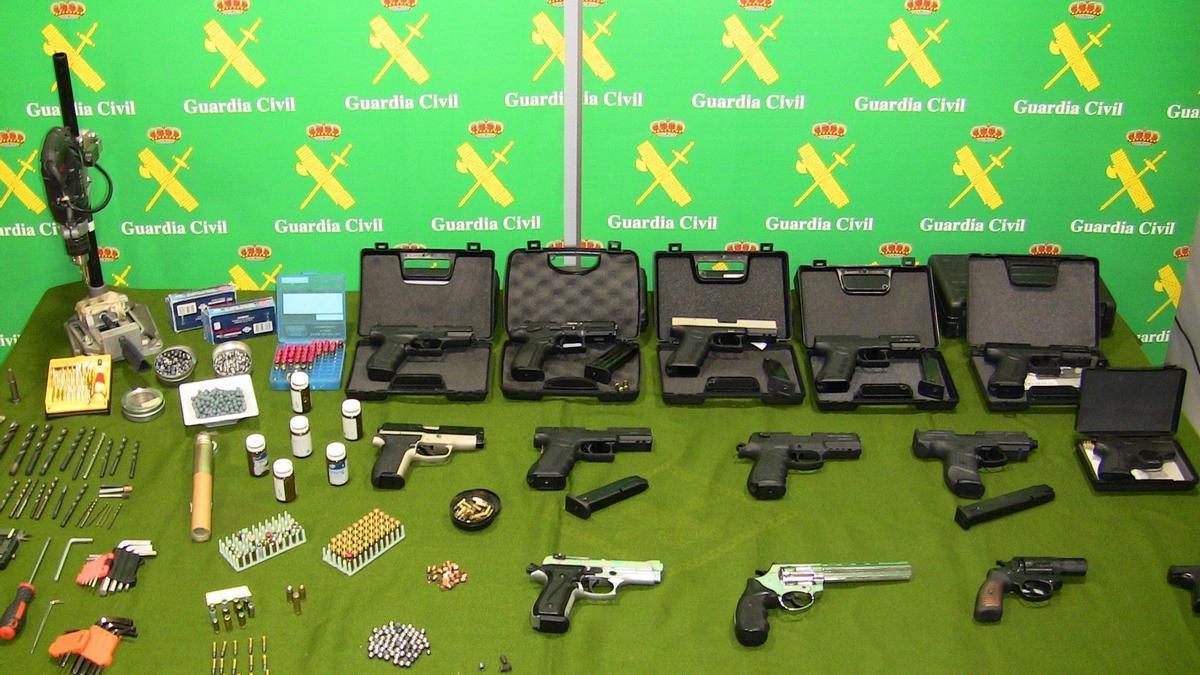 La Guardia Civil da un golpe al tráfico internacional de armas con más de 760 armas incautadas y 80 personas detenidas.