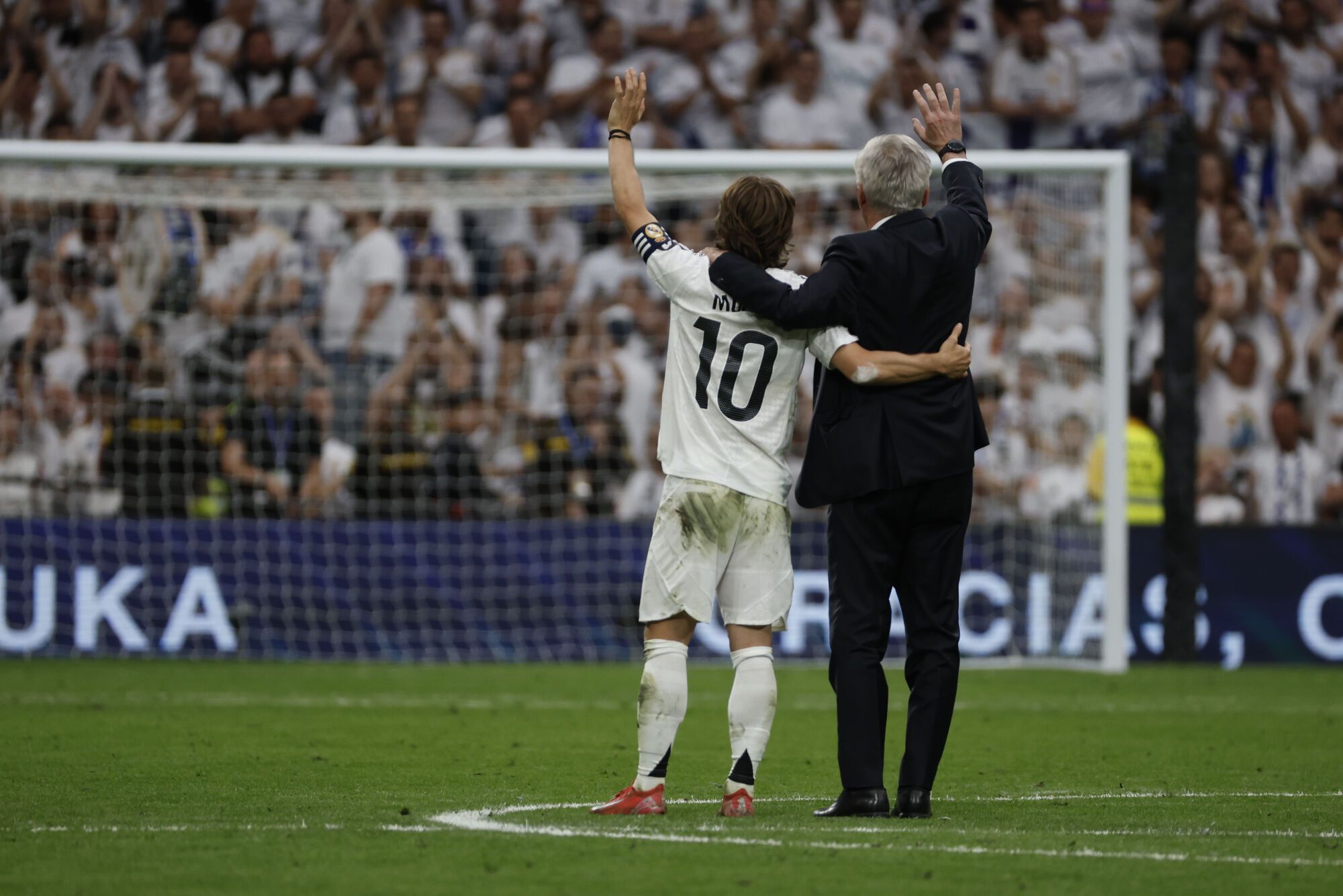 MADRID, 24/05/2025.- El entrenador del Real Madrid, Carlo Ancelotti (d), y el centrocampista croata Luka Modrić (i) reciben un homenaje tras su último partido en el Santiago Bernabéu al término del encuentro de la jornada 38 de LaLiga EA Sports entre Real Madrid y Real Sociedad celebrado este sábado en el estadio Santiago Bernabéu de Madrid. EFE/ J.J.Guillén
