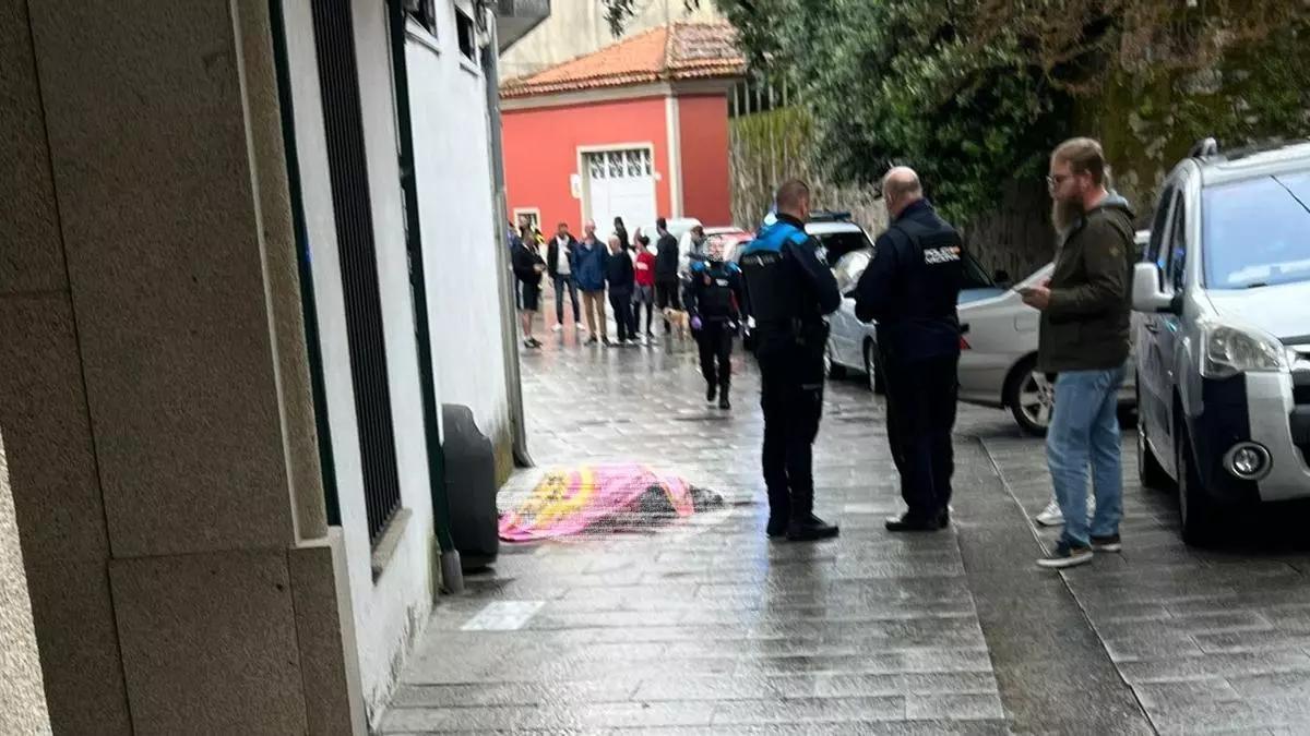 El hombre, víctima del apuñalamiento, yace muerto en una calle de Vilaxoán.
