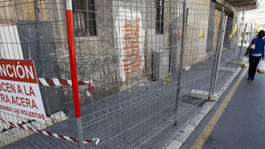 Los peatones se quedan sin acera e invaden la calzada.