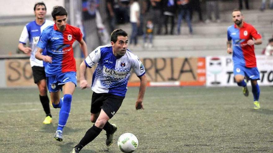 Sergio Villanueva conduce el balón perseguido por el extremo del Langreo Luis Nuño.