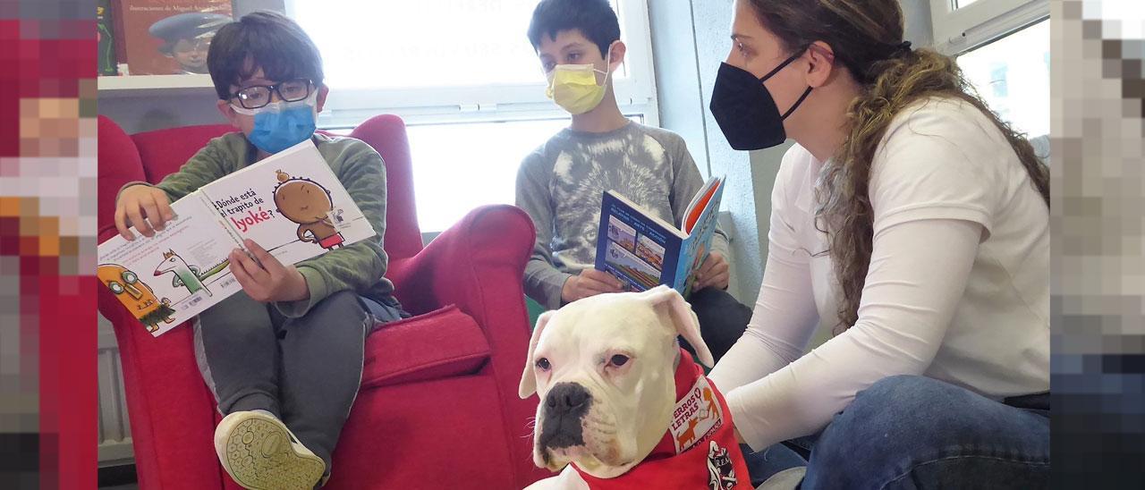 La perra Dana con su cuidadora y dos niños del colegio de Tarrío.