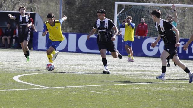 Una acción del San Claudio-Condal disputado ayer en el campo José Ramón Suárez.  |