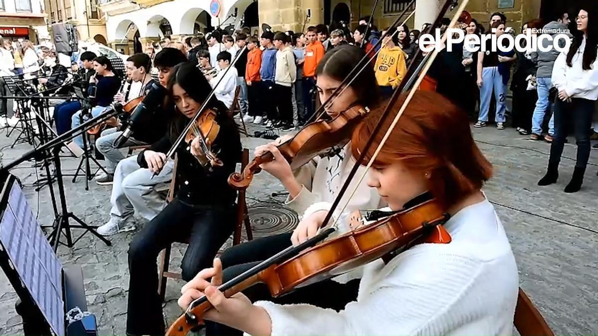 Vídeo | Más de 200 estudiantes de los seis institutos públicos de Plasencia han interpretado juntos en la plaza Mayor 'We are the world'