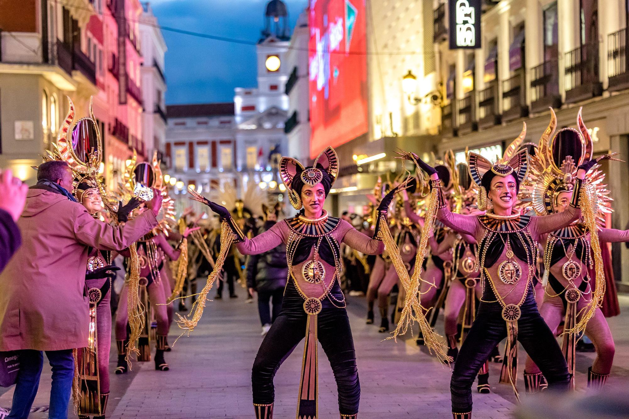 El Carnaval de Torrevieja desfila en el centro de Madrid con motivo de Fitur