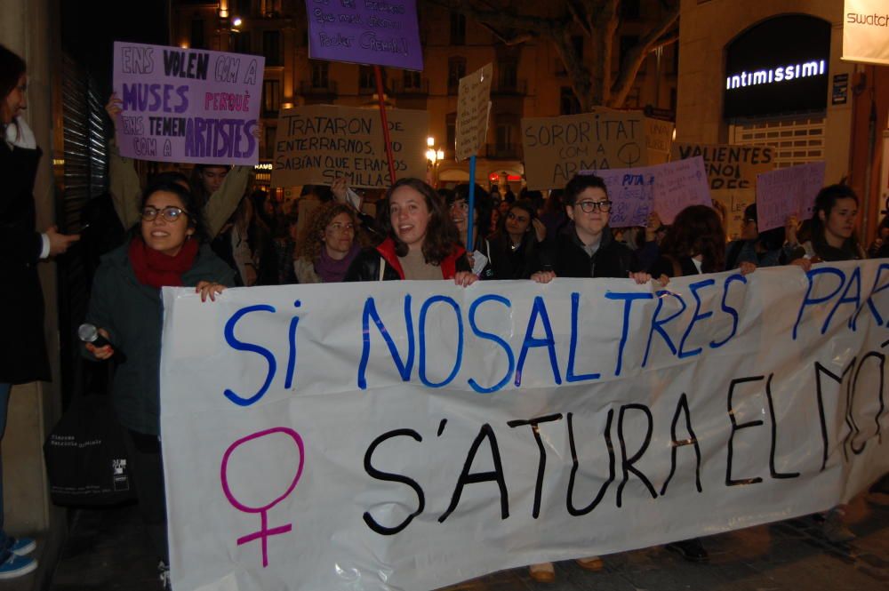 Multitudinària manifestació feminista a Figueres