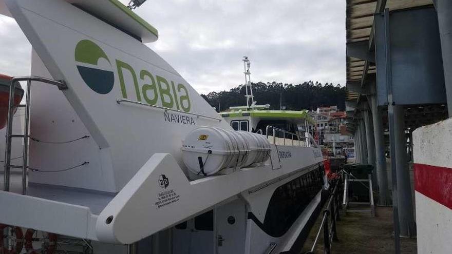 Barco de la naviera Nabia, ayer en el muelle de Cangas. // Gonzalo Núñez