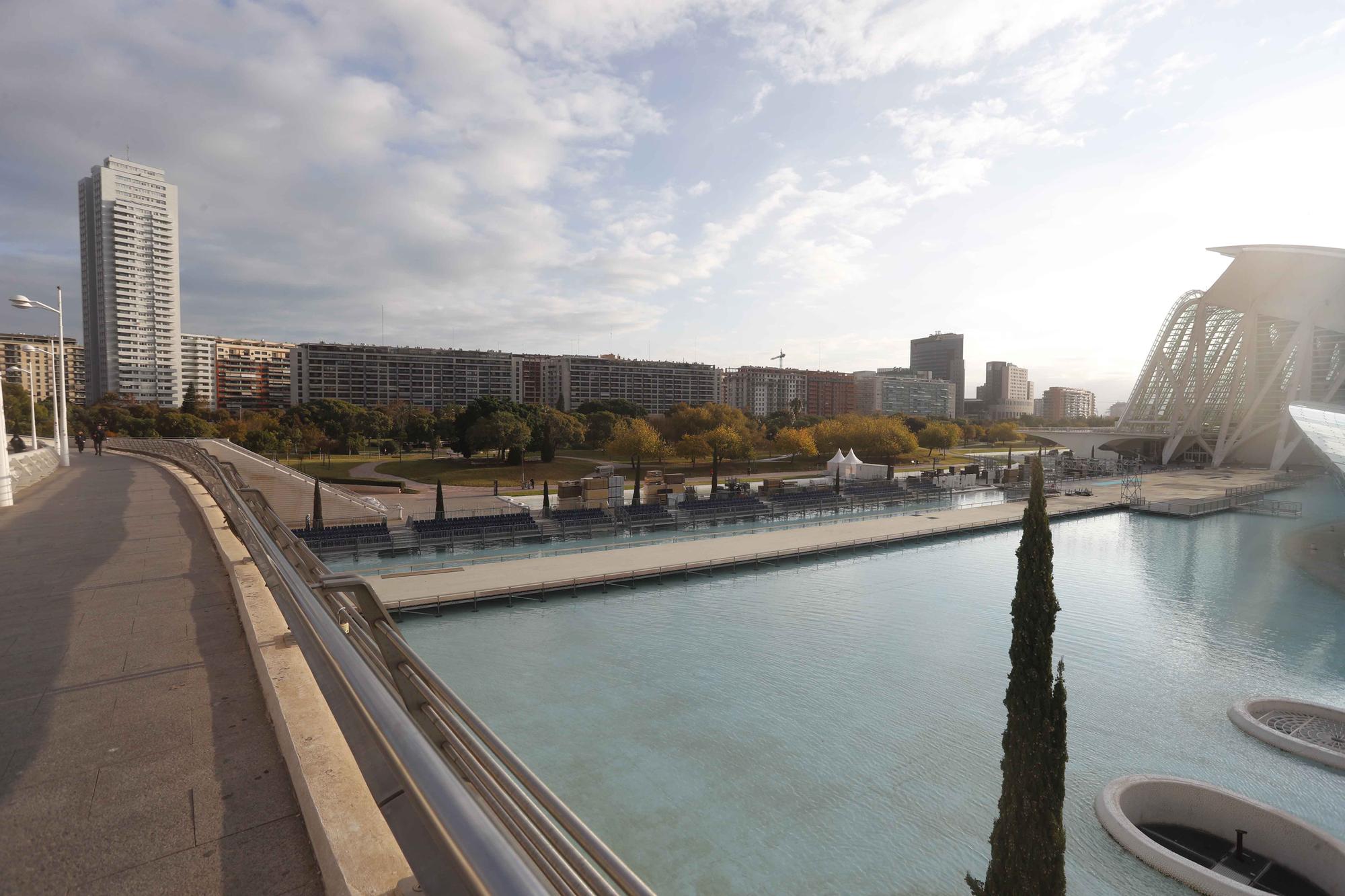 Montaje en la nueva ubicación de la meta de Maratón Valencia Trinidad Alfonso