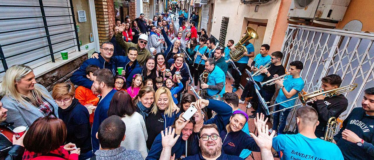 Festeros en la calle La Palma, una de las que más peñas concentra por metro cuadrado, en una imagen de 2019.  | DAVID REVENGA