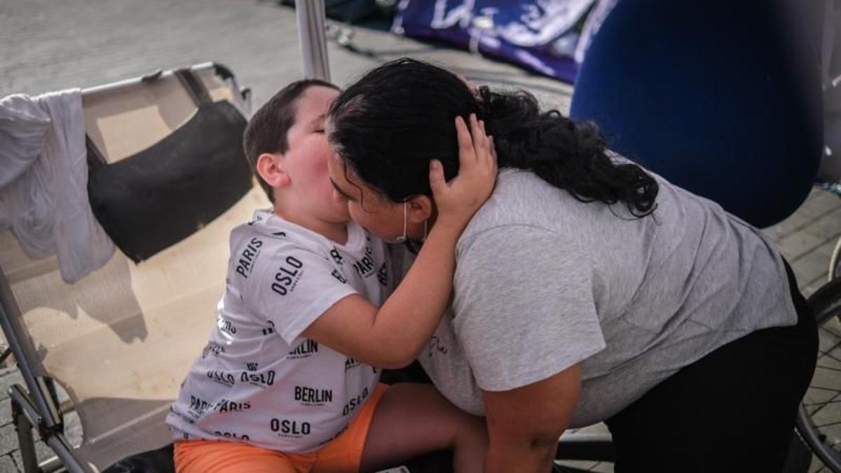 La familia sin hogar con un menor afectado por discapacidad.