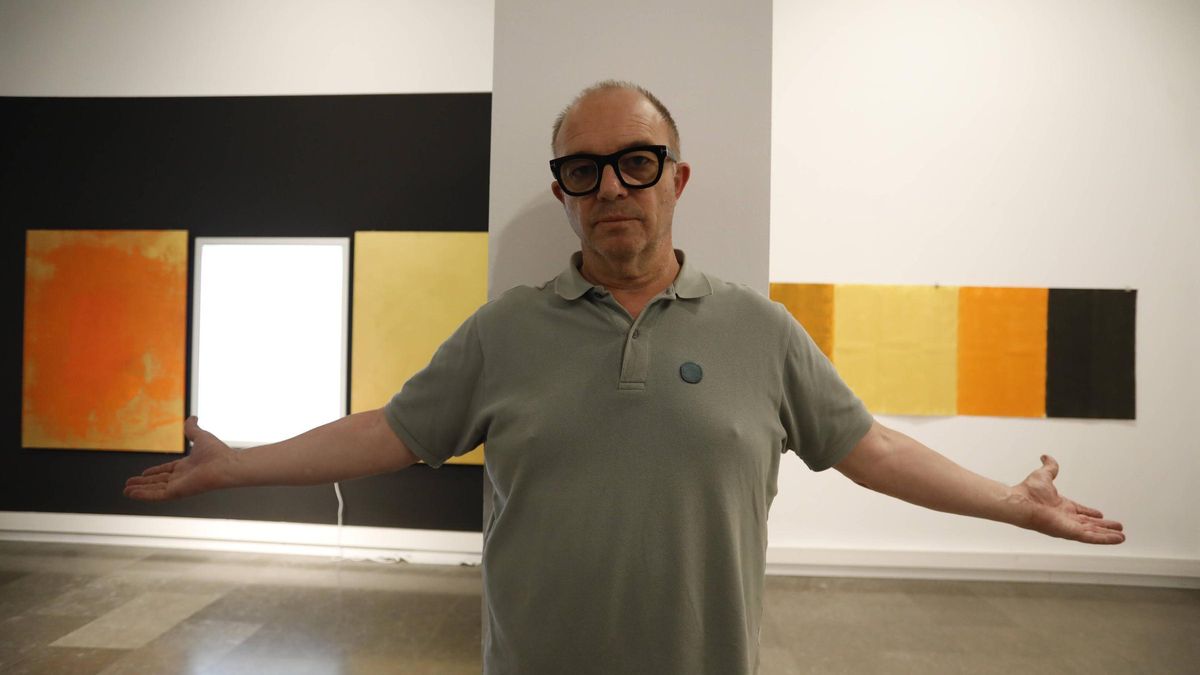Ramón Isidoro posa delantre les sos obres na sala d'esposiciones de la Universidá d'Uviéu.