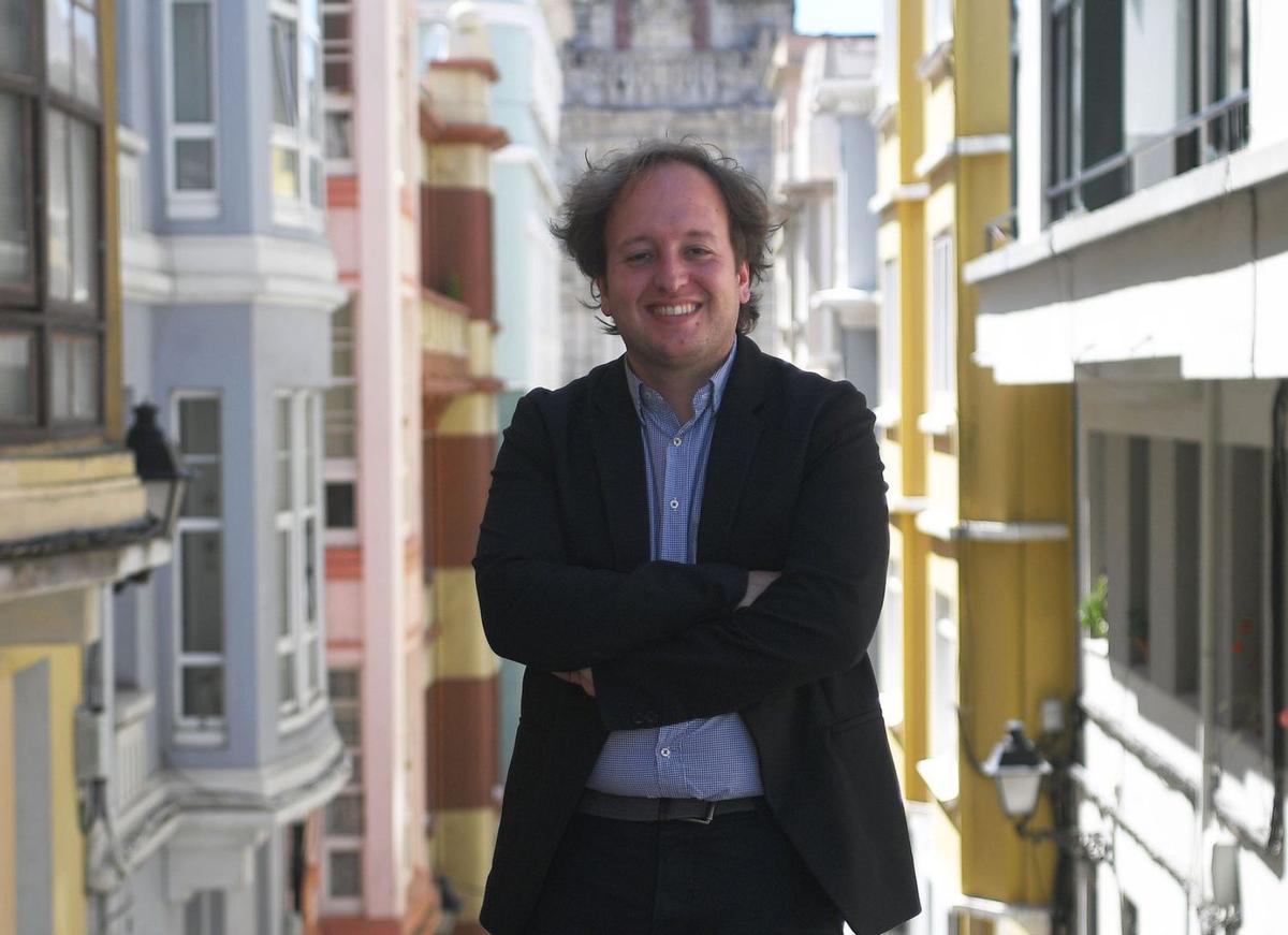 Francisco Dinís Díaz posa en la avenida de la Puerta de Aires.   | // CARLOS PARDELLAS